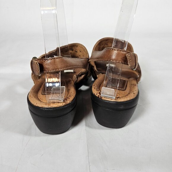 Clarks Artisan Women's Brown Wedge Sandals Crisscross Straps Buckle Back Sz 6.5W - Picture 2 of 8